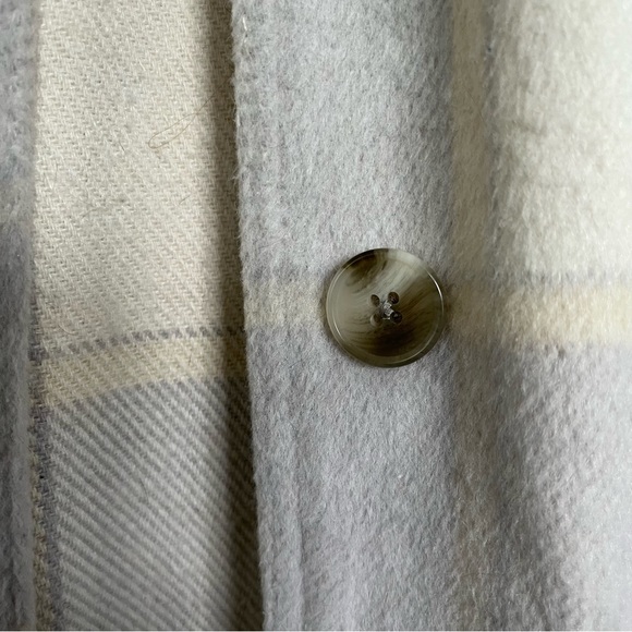 Old Navy plaid shacket - Picture 2 of 5